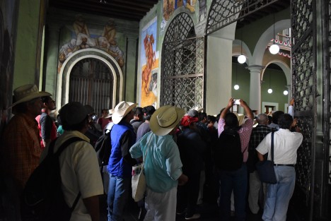 Campesinos de diferentes organizaciones del Estado se manifestaron en el Palacio de gobierno luego de que no los recibiera Joaquín Rosendo Guzmán titular de SEDARPA al que le exigen apoyos productivos y hasta el momento no han recibido nada. 