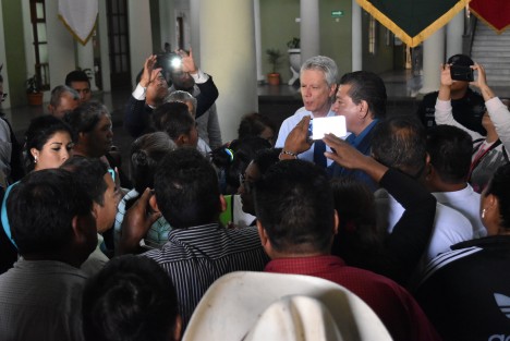 Campesinos de diferentes organizaciones del Estado se manifestaron en el Palacio de gobierno luego de que no los recibiera Joaquín Rosendo Guzmán titular de SEDARPA al que le exigen apoyos productivos y hasta el momento no han recibido nada. 