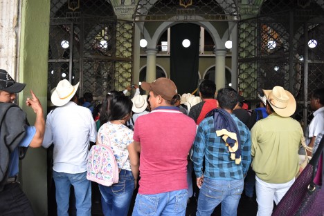 Campesinos de diferentes organizaciones del Estado se manifestaron en el Palacio de gobierno luego de que no los recibiera Joaquín Rosendo Guzmán titular de SEDARPA al que le exigen apoyos productivos y hasta el momento no han recibido nada. 