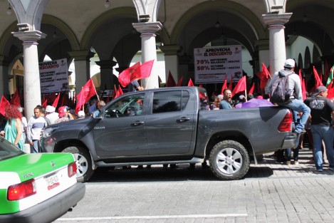 Antorchistas llegaron esta mañana en sus vehículos hasta el Palacio Municipal a exigir al alcalde, obras para las colonias pobres de Xalapa. 