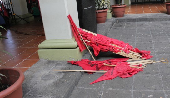 ¿Faltan antorchistas o sobran banderolas?