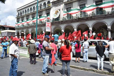 Al mediodía, integrantes de Antorcha Campesina extendieron su manifestación y bloquearon la calle Enríquez para exigirle al alcalde Hipólito Rodríguez obra pública para sus colonias y diferentes apoyos.
