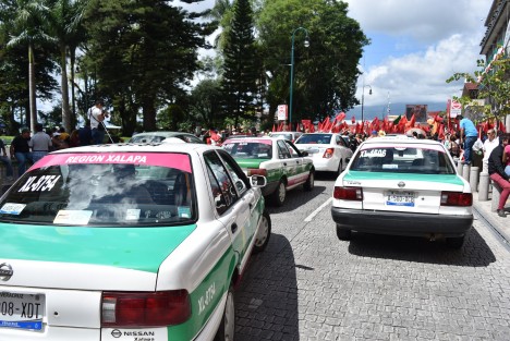 Al mediodía, integrantes de Antorcha Campesina extendieron su manifestación y bloquearon la calle Enríquez para exigirle al alcalde Hipólito Rodríguez obra pública para sus colonias y diferentes apoyos.