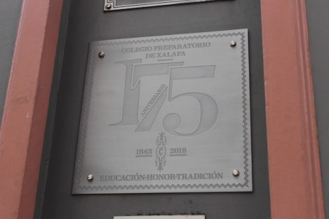 El Colegio Preparatorio de Xalapa, más conocido como Prepa Juárez, es otro de los casos en donde el síndrome de sociedad divorciada aflora. La institución cumple 175 años de fundada, y las direcciones diurna y vespertina celebran por separado, mientras la autoridades estatales y municipales deciden ir a uno siempre y cuando no vaya el otro.  Hacen falta más terremotos, quizá.