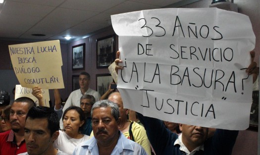Durante la sesión de la diputación permanente este martes, trabajadores del Ayuntamiento de Cosautlán se manifestaron por el despido injustificado de 10 de sus compañeros, por parte de la alcaldesa Alicia Valdivia Vargas.