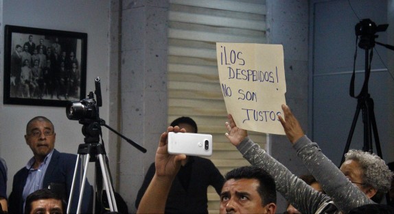 Durante la sesión de la diputación permanente este martes, trabajadores del Ayuntamiento de Cosautlán se manifestaron por el despido injustificado de 10 de sus compañeros, por parte de la alcaldesa Alicia Valdivia Vargas.