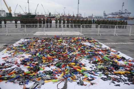Como parte de la campaña <em>Juguemos Sin Violencia</em>,  implementada por la SEDENA, se llevó a cabo la destrucción masiva de juguetes réplicas de armas de fuego. El evento se efectuó en la Macroplaza de la ciudad de Veracruz.