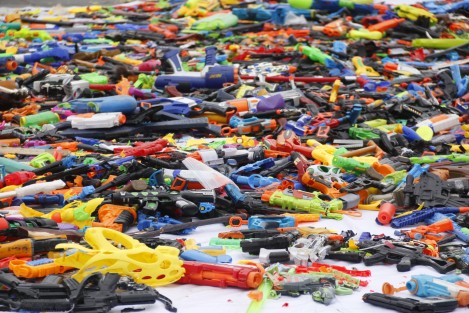 Como parte de la campaña <em>Juguemos Sin Violencia</em>,  implementada por la SEDENA, se llevó a cabo la destrucción masiva de juguetes réplicas de armas de fuego. El evento se efectuó en la Macroplaza de la ciudad de Veracruz.