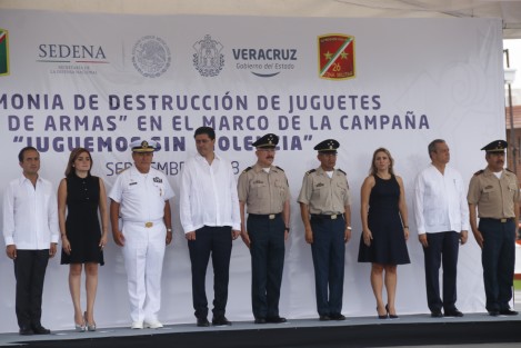 Como parte de la campaña <em>Juguemos Sin Violencia</em>,  implementada por la SEDENA, se llevó a cabo la destrucción masiva de juguetes réplicas de armas de fuego. El evento se efectuó en la Macroplaza de la ciudad de Veracruz.
