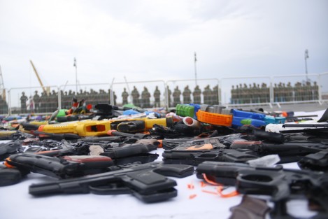 Como parte de la campaña <em>Juguemos Sin Violencia</em>,  implementada por la SEDENA, se llevó a cabo la destrucción masiva de juguetes réplicas de armas de fuego. El evento se efectuó en la Macroplaza de la ciudad de Veracruz.