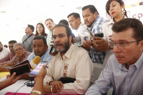 René Bejarano Chávez presentó en Veracruz la Asociación Civil <em>Nueva Esperanza Haciendo Historia Para el Buen Vivir</em>. Le acompañaron diputados locales y Alfredo Tress, ex dirigente del AVE.