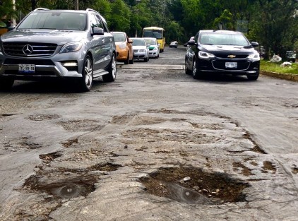 Entre tantos baches xalapeños,  alguien ha visto al alcalde XIPOLITO?