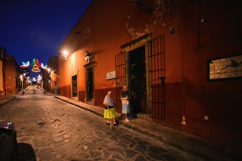 Al caminar por sus calles parece que se hubiera detenido el tiempo al ver sus fachadas y su gente.