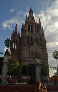 En San Miguel de Allende, Gto, la Parroquia de San Miguel Arcángel, una de las más bonitas de estilo neogótico, cuyas espectaculares torres rosas se alzan por sobre la plaza principal.