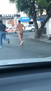 Un hombre que se encontraba internado en el Hospital Regional de alta especialidad de Veracruz, logró escapar y correr completamente desnudo por varias calles hasta que fue asegurado.