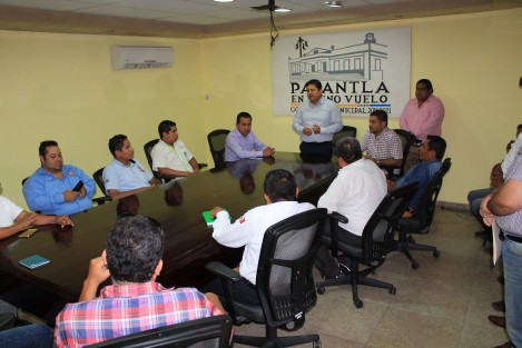En Papantla, el alcalde Mariano Romero González sostuvo una reunión de trabajo con líderes taxistas, con los cuales acordó trabajar coordinadamente en acciones de bacheo en las distintas arterias de esta ciudad; el ayuntamiento  dará el material, mientras que los trabajadores del volante apoyarán con la mano de obra.