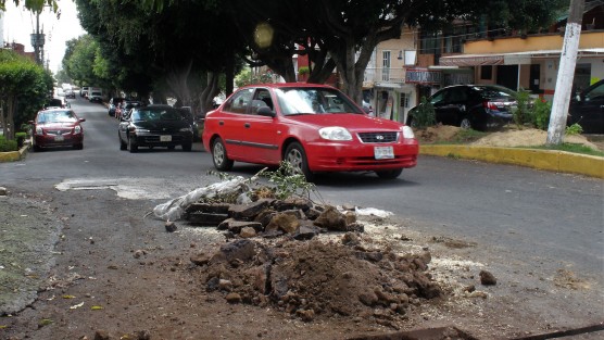 Así luce la calle Encanto, que con escombros y zanja ha perdido su Encanto. 