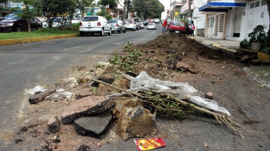 Así luce la calle Encanto, que con escombros y zanja ha perdido su Encanto. 