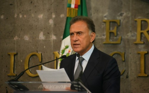 En un mensaje emitido a los veracruzanos, el gobernador Miguel Ángel Yunes Linares fijó su postura respecto a la sentencia dictada a Javier Duarte de Ochoa, la cual lastima a la población, pues más que un castigo, es un perdón. Pide a las autoridades federales que los bienes inmuebles decomisados a Javier Duarte, con un valor de 800 mdp, sean entregados de inmediato al Gobierno de Veracruz, se liberen órdenes de aprehensión en contra de los cómplices de Duarte y agilicen la solicitud de extradición en contra de Karime Macías Tubilla, además que el gobierno de Guatemala acepte que Duarte sea procesado por el delito de desaparición forzada de personas.