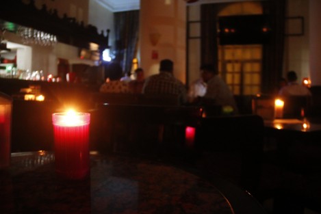 En la ciudad de Veracruz, restaurantes adheridos a CANIRAC realizaron una protesta en contra de los altos costos de las tarifas eléctricas. La manifestación consistió en iluminar con velas, los locales afectados.