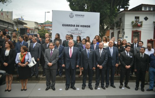 Encabezados por el Presidente del Tribunal Superior de Justicia en el estado, Edel Álvarez Peña, personal del Poder Judicial montó guardia de honor ante el monumento a Miguel Hidalgo, en Xalapa, como parte de los eventos oficiales del mes de la Patria. 
