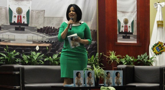 Presentan en el Congreso del Estado,el libro de superación personal, <em>Porr encima de las Tormentas</em>,de Luz Enríquez. .