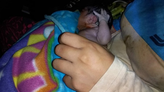 La madrugada de este viernes, una joven dio a luz a su bebé en el puente peatonal que cruza la carretera Veracruz- Cardel; elementos de la Policía Estatal la auxiliaron y llevaron al hospital.