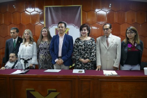 El gobernador electo, Cuitláhuac García Jiménez se pronunció a favor de que permanezcan los juzgados municipales, porque son el primer contacto para la impartición de justicia que tanta falta hace en el estado. Exhortó al presidente del Tribunal Superior de Justicia, Edel Álvarez Peña para que no se exceda en sus funciones y detenga la desaparición de esos juzgados.