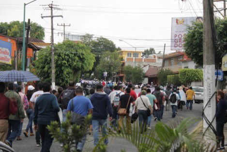 Maestros de diversos puntos del estado, simpatizantes del MMPV, marcharon desde la Plaza Lerdo hacia el Congreso del Estado, en rechazo de la Reforma Educativa y demás reformas estructurales del Gobierno del presidente Enrique Peña Nieto.  
