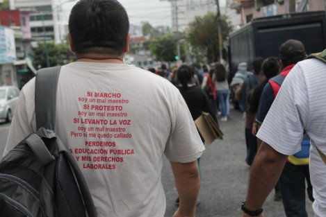 Maestros de diversos puntos del estado, simpatizantes del MMPV, marcharon desde la Plaza Lerdo hacia el Congreso del Estado, en rechazo de la Reforma Educativa y demás reformas estructurales del Gobierno del presidente Enrique Peña Nieto.  