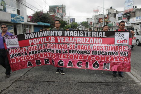 Maestros de diversos puntos del estado, simpatizantes del MMPV, marcharon desde la Plaza Lerdo hacia el Congreso del Estado, en rechazo de la Reforma Educativa y demás reformas estructurales del Gobierno del presidente Enrique Peña Nieto. 
