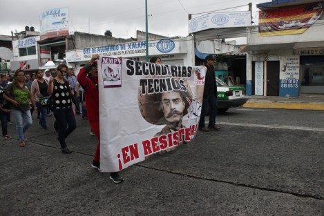 Maestros de diversos puntos del estado, simpatizantes del MMPV, marcharon desde la Plaza Lerdo hacia el Congreso del Estado, en rechazo de la Reforma Educativa y demás reformas estructurales del Gobierno del presidente Enrique Peña Nieto. 