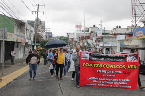 Maestros de diversos puntos del estado, simpatizantes del MMPV, marcharon desde la Plaza Lerdo hacia el Congreso del Estado, en rechazo de la Reforma Educativa y demás reformas estructurales del Gobierno del presidente Enrique Peña Nieto. 