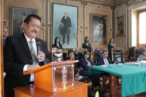 En el marco de los festejos por el 175 aniversario del Colegio Preparatorio de Xalapa, profesores con 30 años de servicio recibieron la medalla de reconocimiento. Así mismo se reconoció la labor del resto de los docentes.