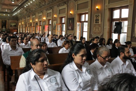 En el marco de los festejos por el 175 aniversario del Colegio Preparatorio de Xalapa, profesores con 30 años de servicio recibieron la medalla de reconocimiento. Así mismo se reconoció la labor del resto de los docentes.