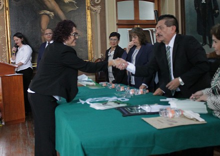 En el marco de los festejos por el 175 aniversario del Colegio Preparatorio de Xalapa, profesores con 30 años de servicio recibieron la medalla de reconocimiento. Así mismo se reconoció la labor del resto de los docentes.