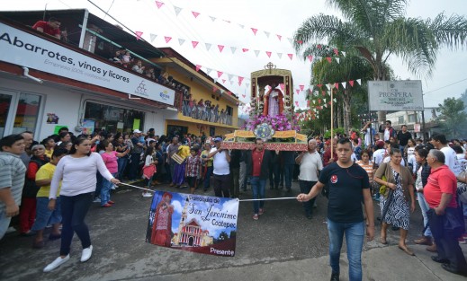 En el vecino municipio de Coatepec se llevó a cabo la tradicional bajada de arcos en honor a San Jerónimo.