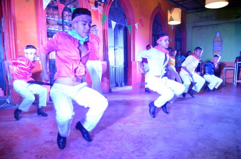 Integrantes del Ballet Folklórico Matlacoatl serpiente azul de la casa de Cultura de Teocelo, se presentaron en el marco de las fiestas de San Jerónimo en Coatepec.