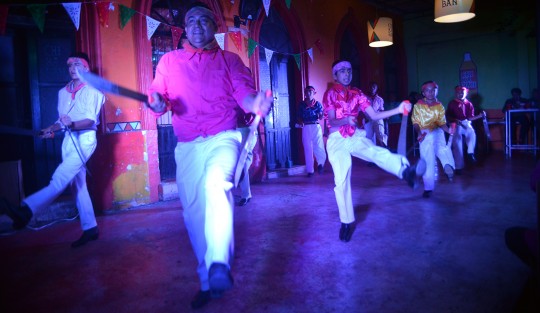 Integrantes del Ballet Folklórico Matlacoatl serpiente azul de la casa de Cultura de Teocelo, se presentaron en el marco de las fiestas de San Jerónimo en Coatepec.