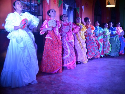 Integrantes del Ballet Folklórico Matlacoatl serpiente azul de la casa de Cultura de Teocelo, se presentaron en el marco de las fiestas de San Jerónimo en Coatepec.
