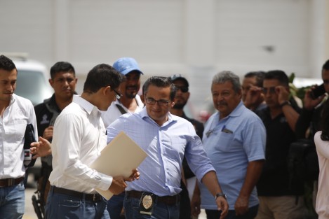 A su arribo a los juzgados, el fiscal Jorge Winckler fue demandado a gritos por un hombre desde el exterior, quien le recordó que es empleado del pueblo, por lo que debe atenderlos.  