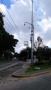 En la esquina que forman la avenida Ébano con Ruiz Cortines se puede observar una cámara de la  administración y otra que fue colocada hace algunos meses el colmo de la situación es que al parecer ni una está en funciones como muchas en la ciudad.