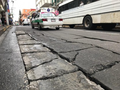 Así luce la céntrica calle Revolución en la ciudad de Xalapa y con el pretexto del actual alcalde de que él no la construyo no se a reparado sólo le pusieron señaletica.