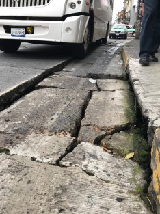 Así luce la céntrica calle Revolución en la ciudad de Xalapa y con el pretexto del actual alcalde de que él no la construyo no se a reparado sólo le pusieron señaletica.