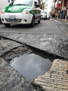 Así luce la céntrica calle Revolución en la ciudad de Xalapa y con el pretexto del actual alcalde de que él no la construyo no se a reparado sólo le pusieron señaletica.