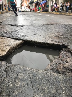 Así luce la céntrica calle Revolución en la ciudad de Xalapa y con el pretexto del actual alcalde de que él no la construyo no se a reparado sólo le pusieron señaletica.