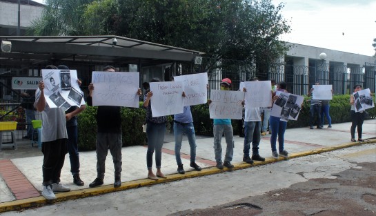 Este lunes antes de que el gobernador del estado informaa que vetará la llamada Ley antimemes, un grupo de jóvenes se manifestó frente al Palacio Legislativo en contra de la misma. 