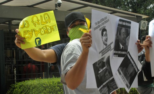 Este lunes antes de que el gobernador del estado informaa que vetará la llamada Ley antimemes, un grupo de jóvenes se manifestó frente al Palacio Legislativo en contra de la misma. 