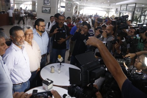 El exsecretario de SEDARPA, Joaquín Guzmán, indicó que buscará la dirigencia estatal del PAN. Guzmán Avilés estuvo acompañado por Enrique Cambranis Torres.