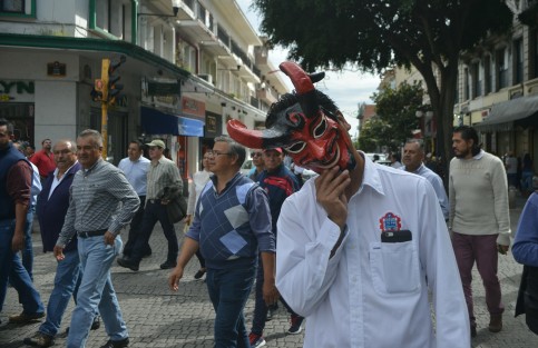 Alumnos de la Benemérita Escuela Normal Veracruzana marcharon en silencio desde la avenida Xalapa hasta la plaza Lerdo, para conmemorar 50 años de la matanza del 2 octubre en ciudad México.